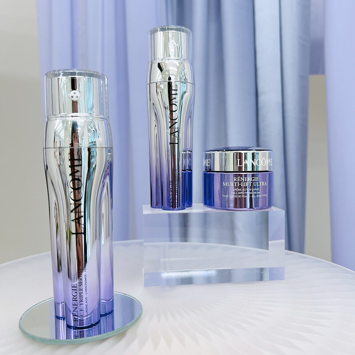 蘭蔻超緊顏白金系列新推出的「三管精華」超緊顏抗痕亮采三效精華,與同系列的「青春霜」超緊顏白金淡斑霜。