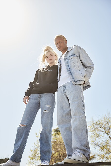 左為錐形版型，右為直筒剪裁，兩款皆為NT$3,290