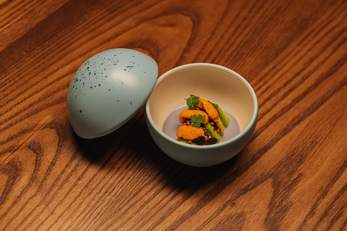 呼應「藍鵲」之意的亮點食器「藍鵲蛋」。