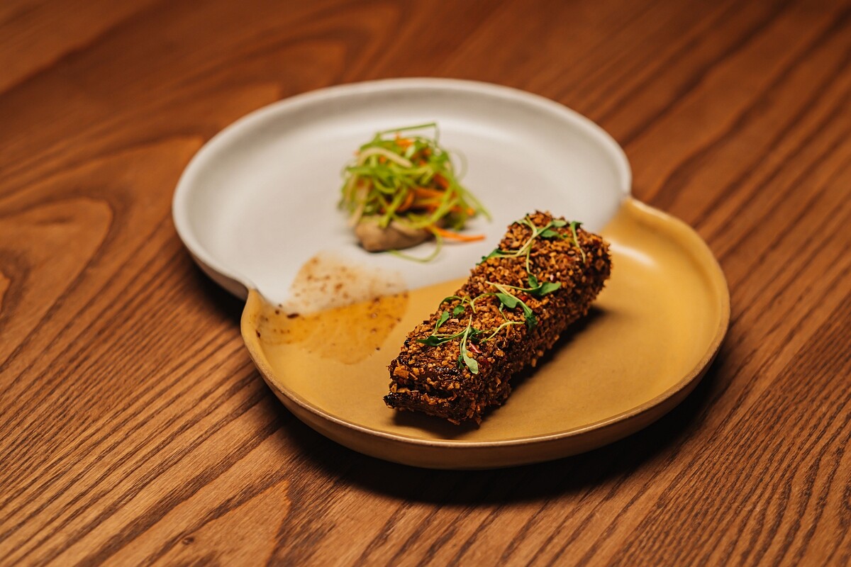 「帶骨羊肋排、孜然楓糖醬」。