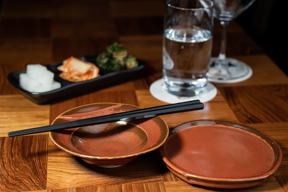 食器皆以紅、黑、白等沈穩大器的單色釉彩呈現。