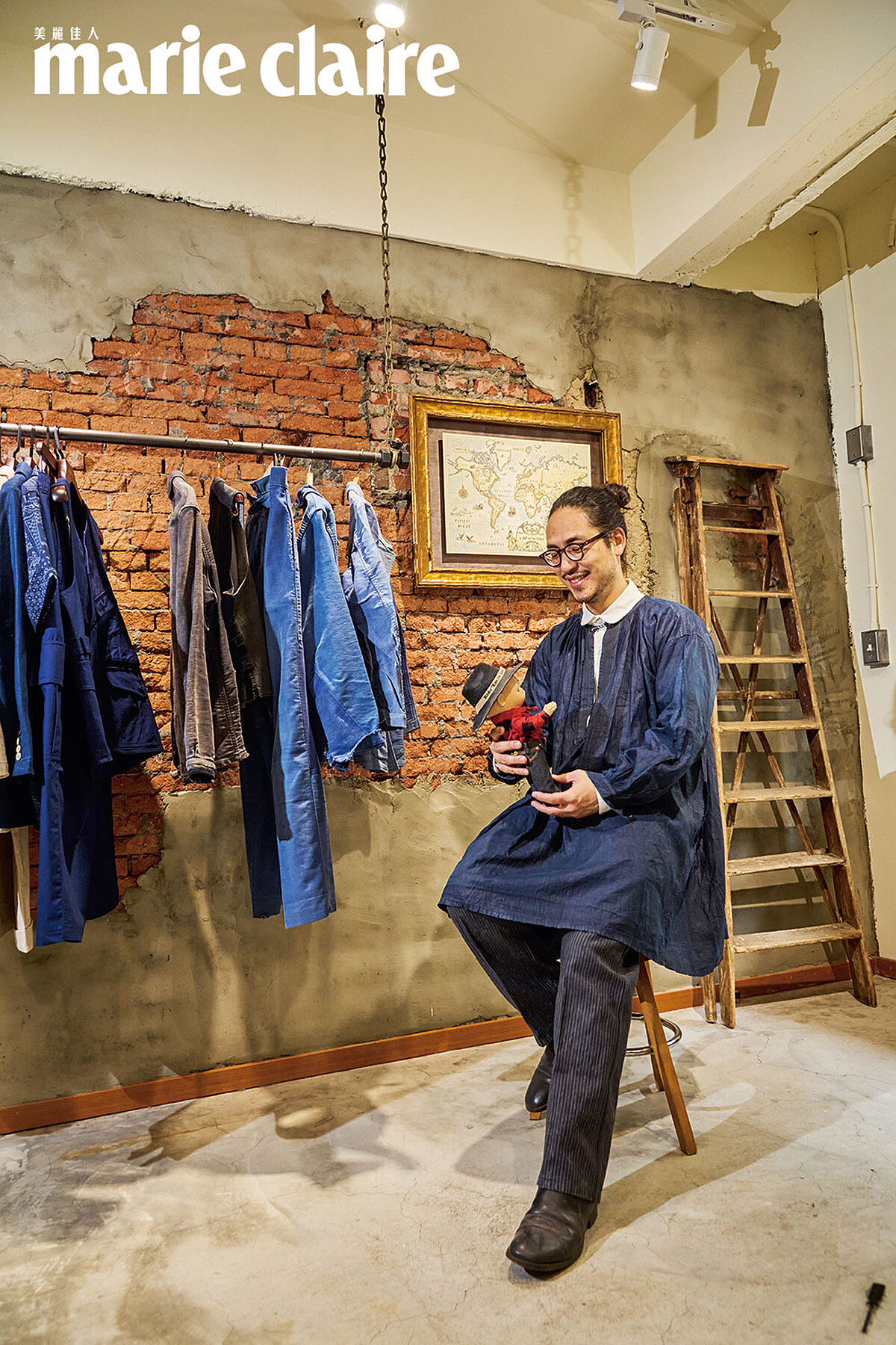 王心偉身上的服裝粗估約百年歷史。（攝影／蔡孝如）