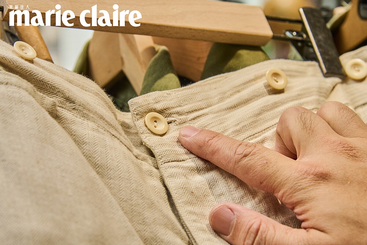 老件上的人字紋、鈕扣等設計細節，也成為王心偉的創作靈感。（攝影／蔡孝如）