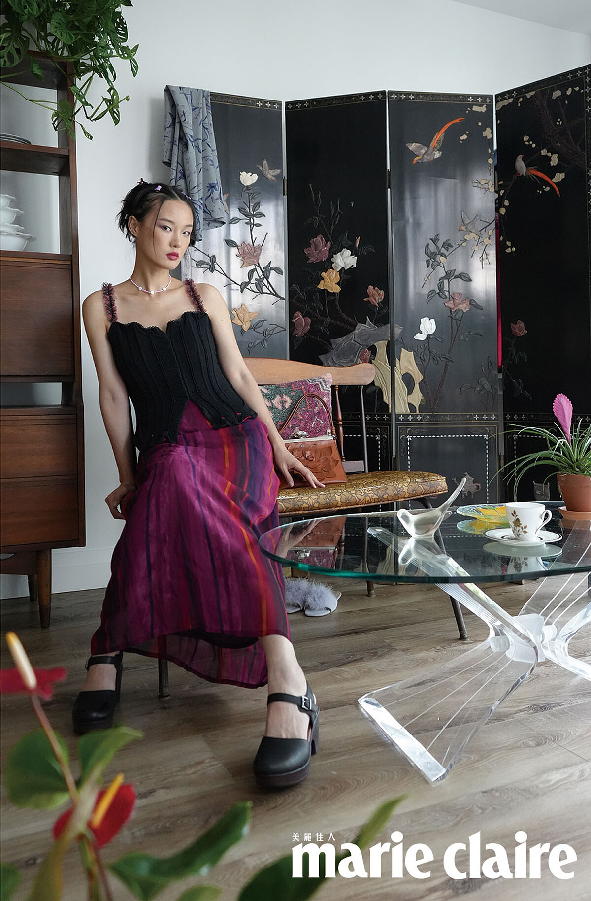 唐熒霜紐約家中有許多藏品。屏風，Otto&rsquo;s Vintage、1980年代透明蝴蝶桌腳咖啡桌，lilyValley vintage、上衣，loveday31 Vintage、裙子，Bedford Vintage、Vintage Valentino手包，私人物品、櫃子，Bedford Galleries。（攝影／E.L. Photo）