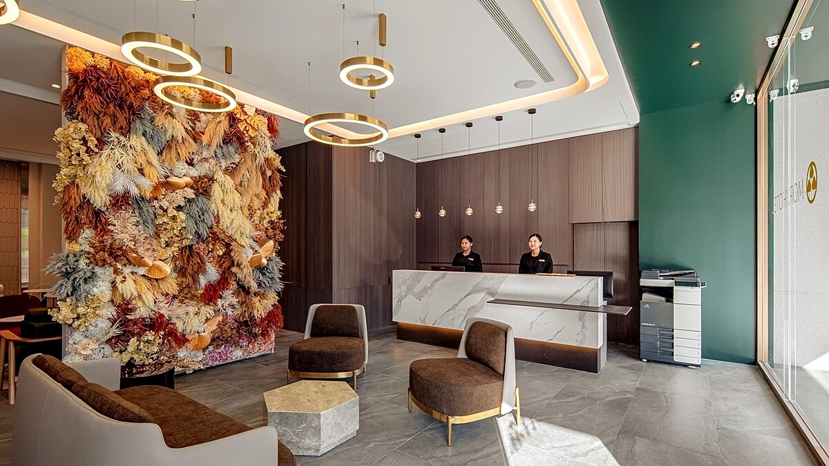 大廳的繽紛花牆很吸睛