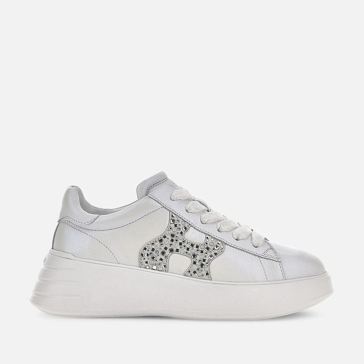 Rebel 白色鑽飾皮革休閒鞋，NT22,000。