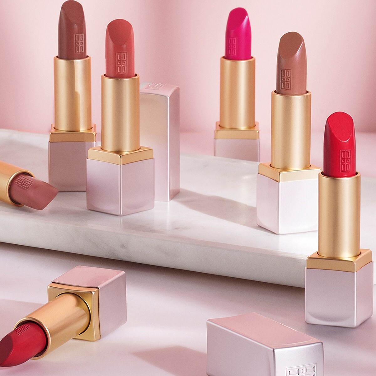 伊麗莎白雅頓完美無瑕唇膏包裝採用霧面金屬鑲金邊，唇膏散發淡淡香草味，打造奢華優雅的好氣色。
