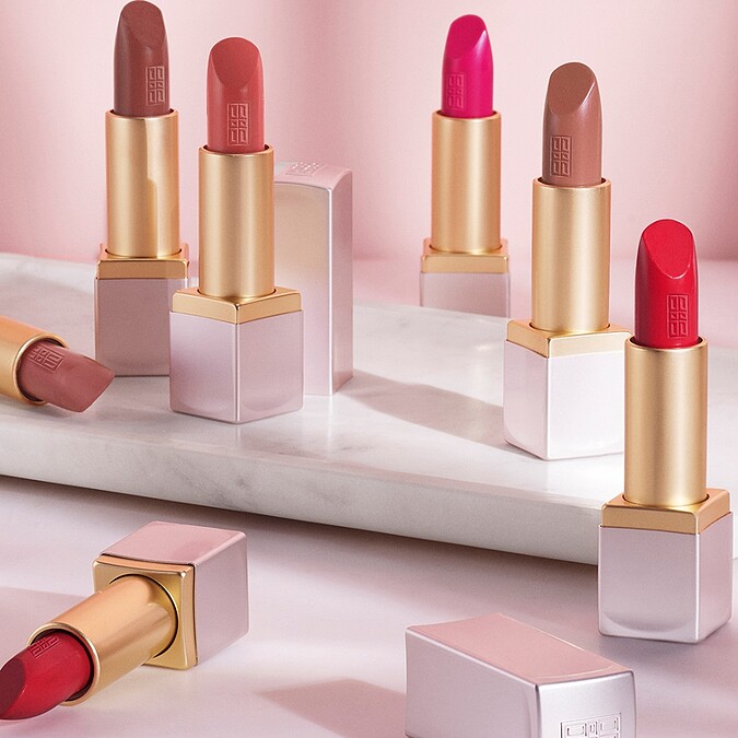 伊麗莎白雅頓完美無瑕唇膏包裝採用霧面金屬鑲金邊，唇膏散發淡淡香草味，打造奢華優雅的好氣色。