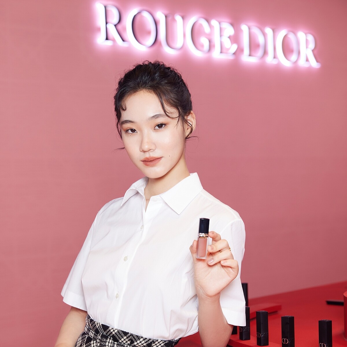 仙氣擔當 Lily許韶恩以迪奧超完美持久唇露#637展現粉霧唇妝感。