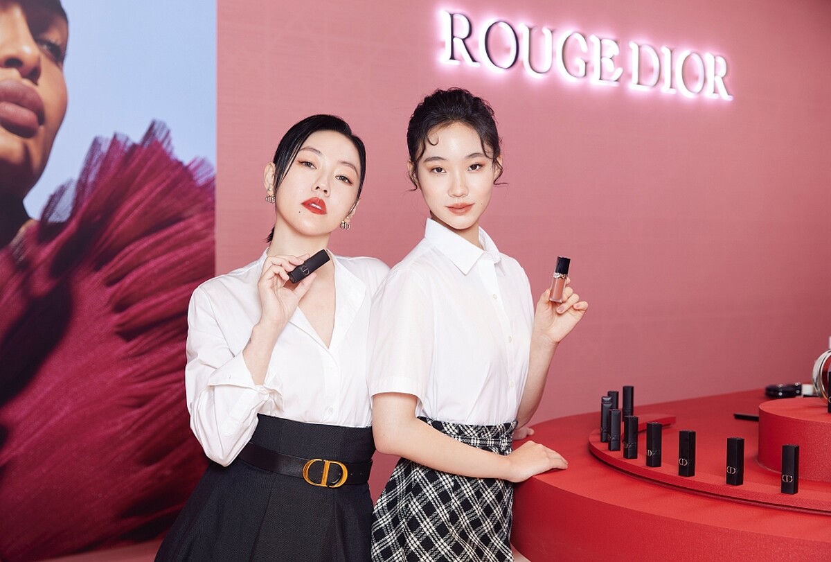 小S徐熙娣使用迪奧超完美持久唇膏#840、Lily許韶恩擦上迪奧超完美持久唇露#637。