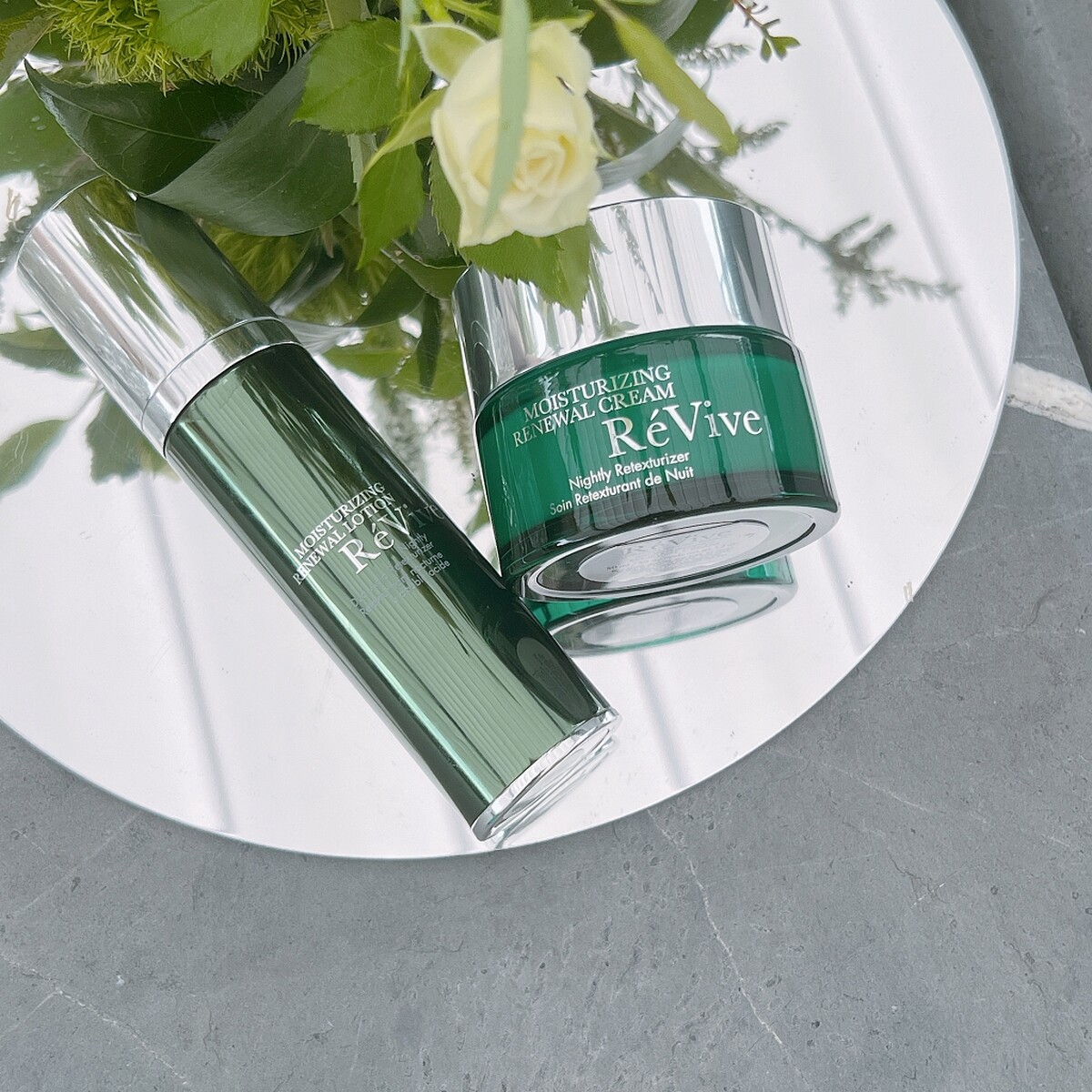 R&eacute;Vive 2022年新品光采再生活膚日霜SPF30與光采再生活膚乳液。