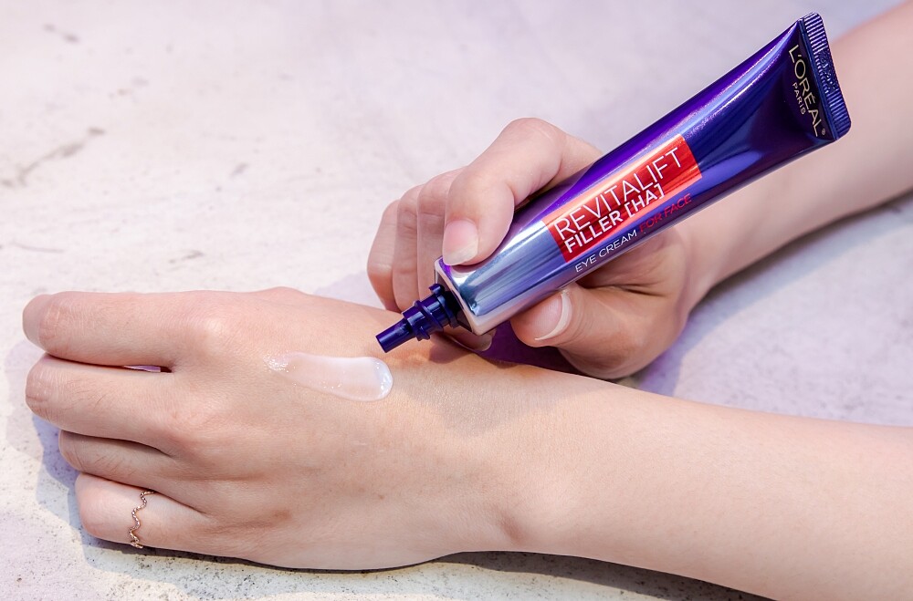 巴黎萊雅「紫熨斗PRO」玻尿酸眼霜級撫紋精華霜質地。