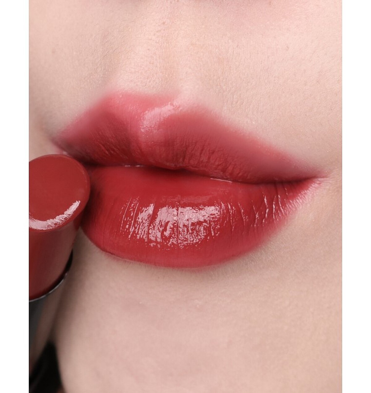 植村秀無色限鏡光唇膏AL RD 194 圖片來源：IG @iris.cc、@memory.dawn