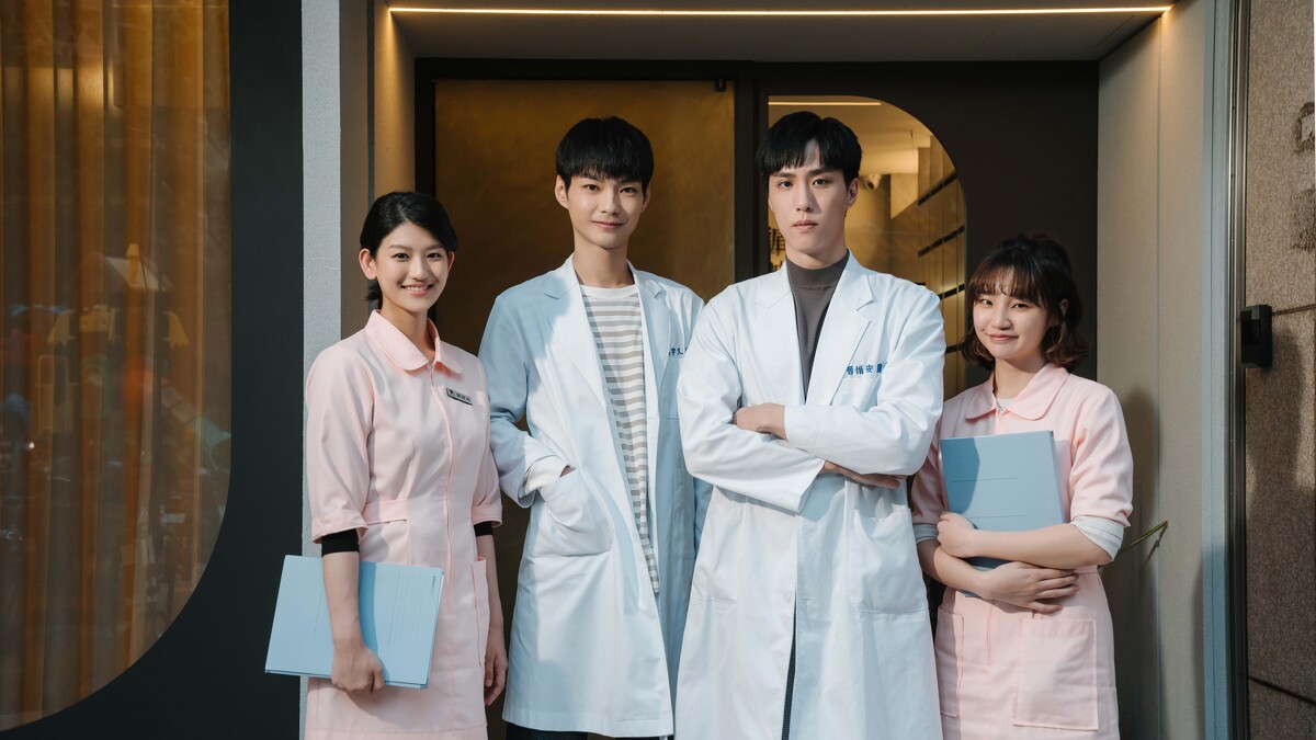 《我的牙想你》余晉（右二）飾演個性高冷的牙醫院長，左起為虹茜、鄭湋曄、鄭心慈。