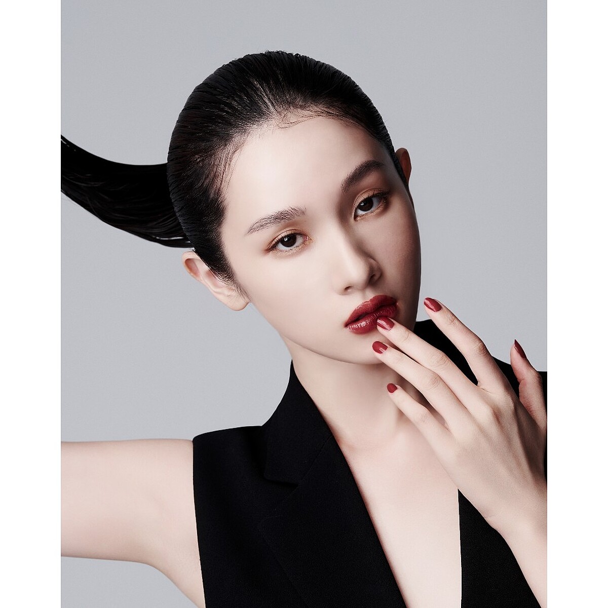 植村秀無色限鏡光唇膏AL RD 194 圖片來源：IG @iris.cc 