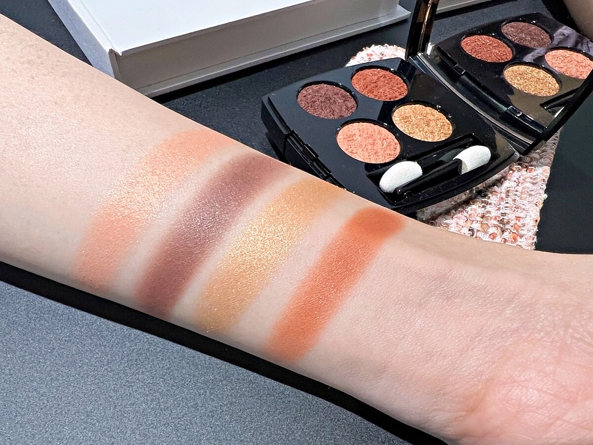 香奈兒斜紋軟呢四色眼影#03紅繡手部試色。