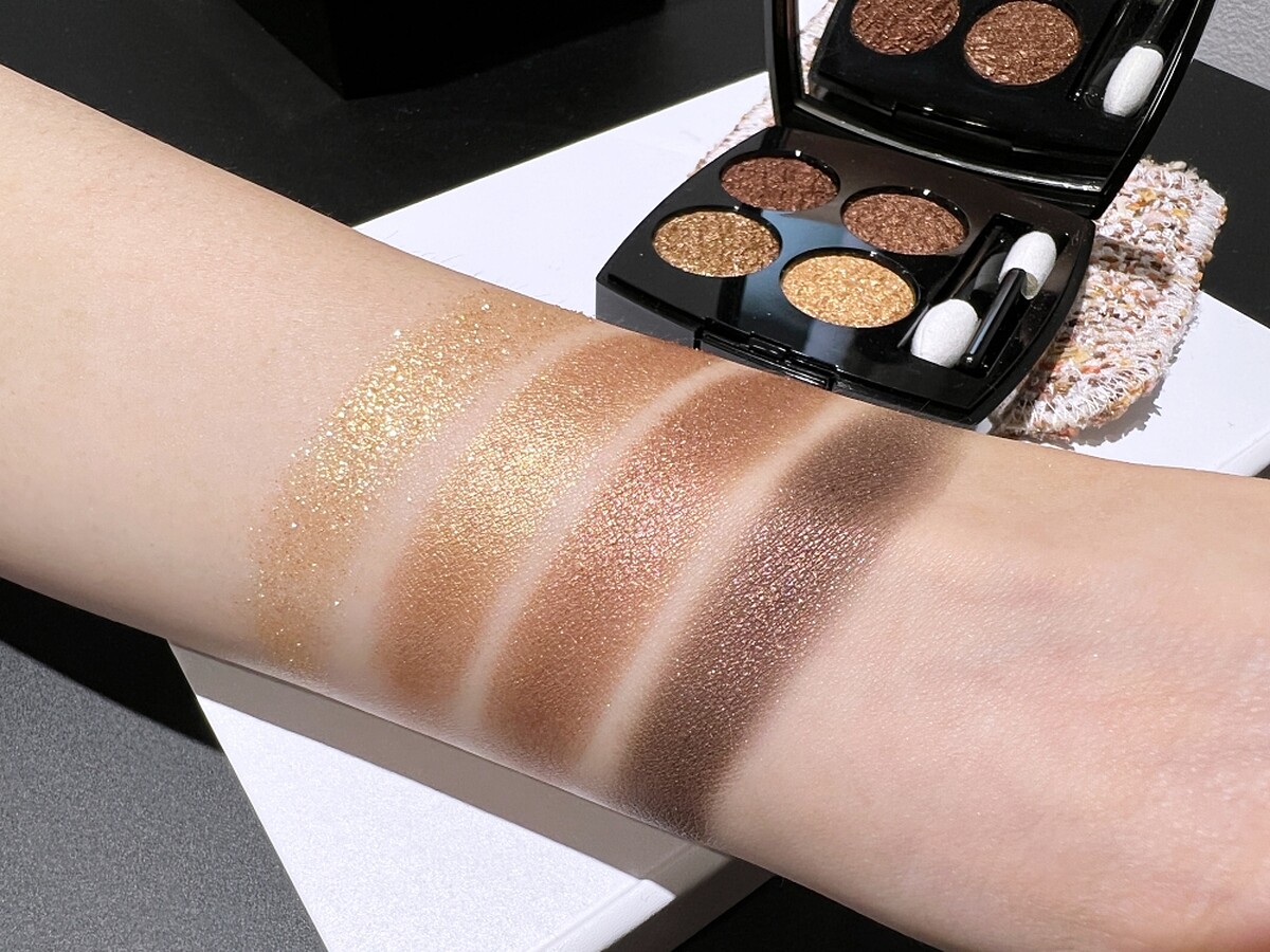 香奈兒斜紋軟呢四色眼影#01古銅手部試色。