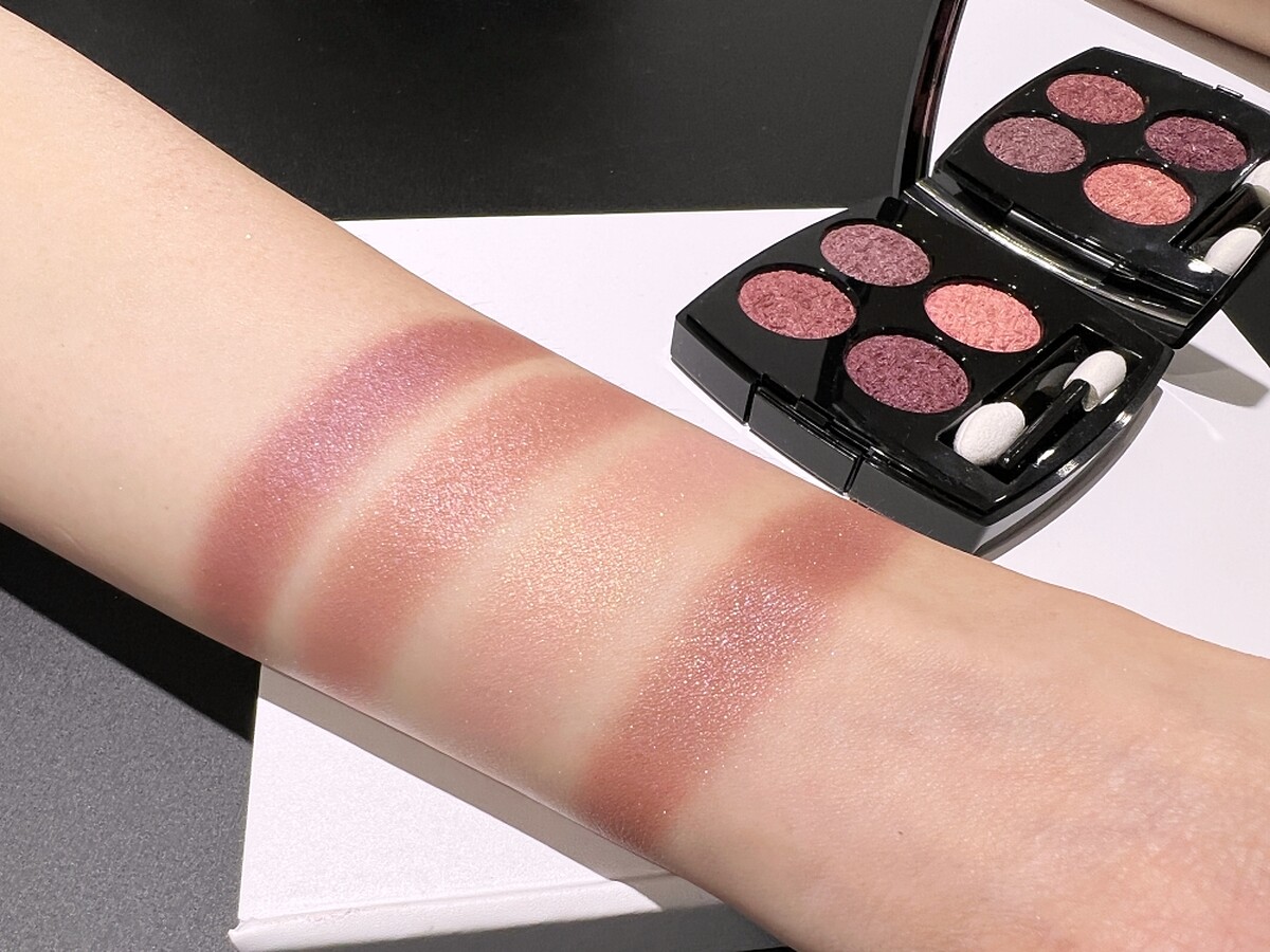 香奈兒斜紋軟呢四色眼影#02紫雲手部試色。