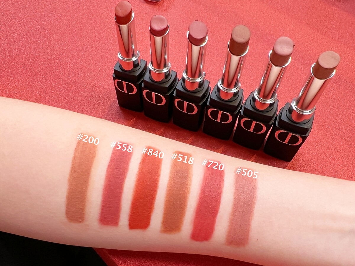 DIOR 迪奧超完美持久唇膏主打色手部試色。