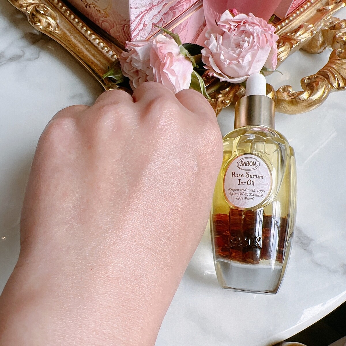 SABON大馬士革玫瑰有機光燦精華油質地輕盈，擦完不黏膩。