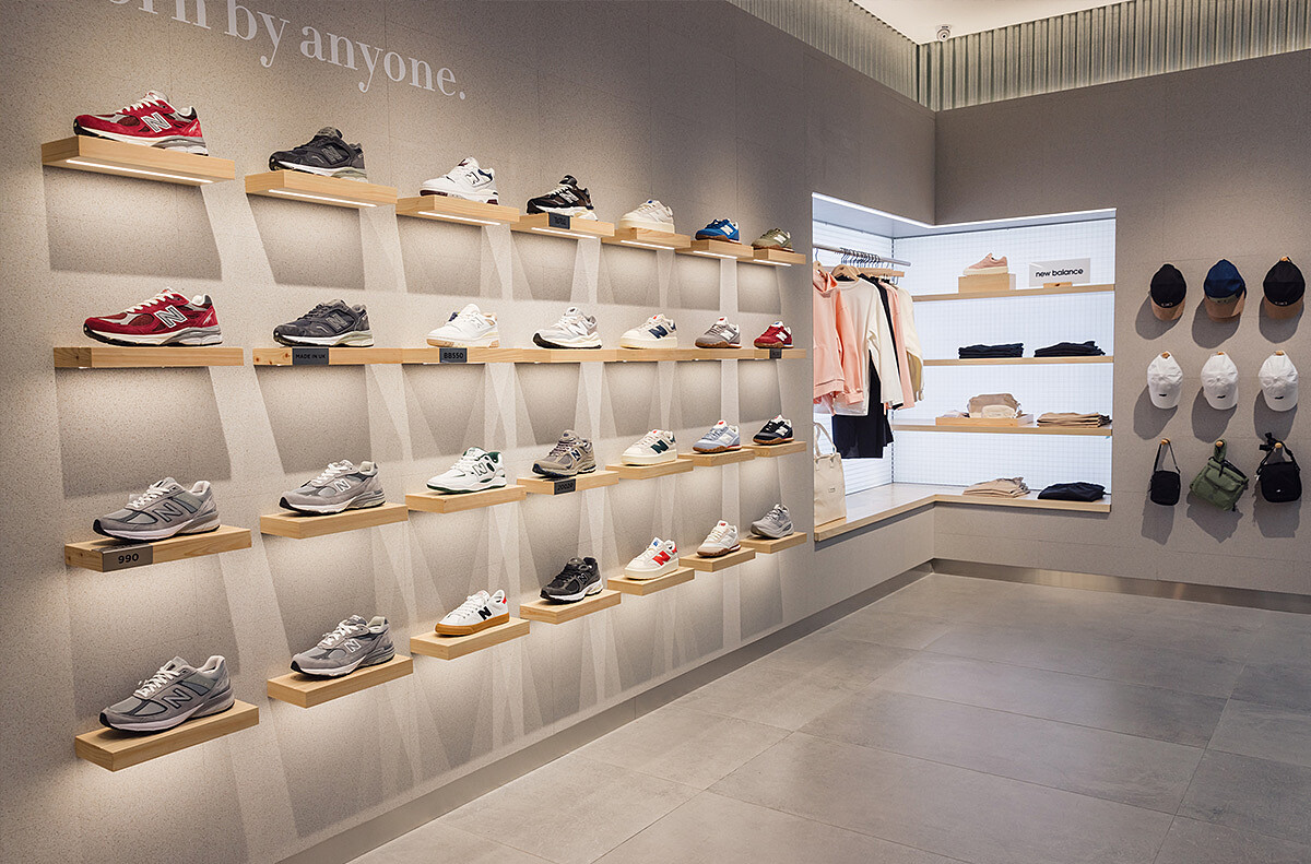 以簡約優雅的柔白色牆面為畫布，配上原木色系鞋架的極簡雅致空間，完美地彰顯品牌最高階質感精神以及MADE 鞋履職人的細膩溫度。