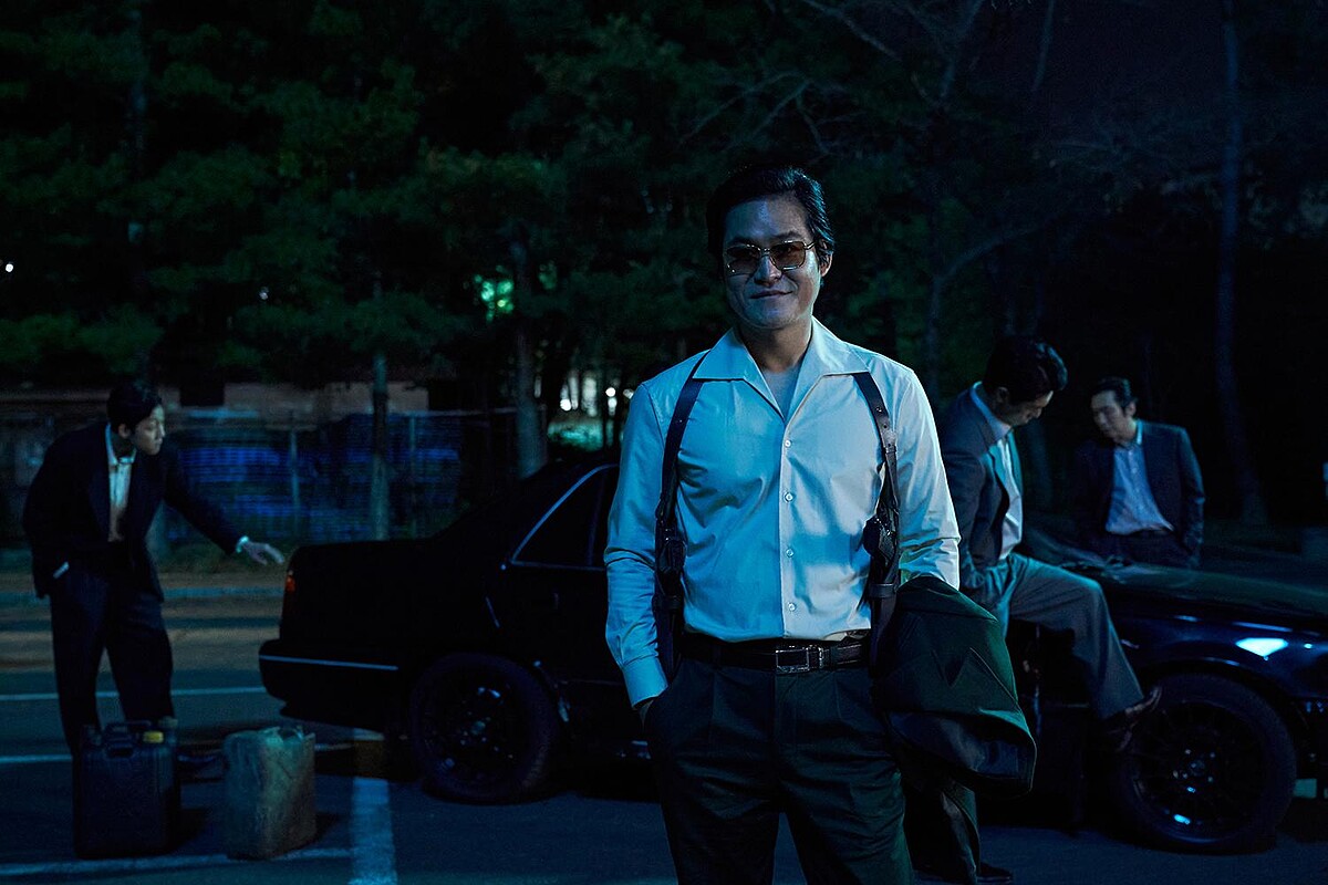 金成均飾演文素利左右手李顯均