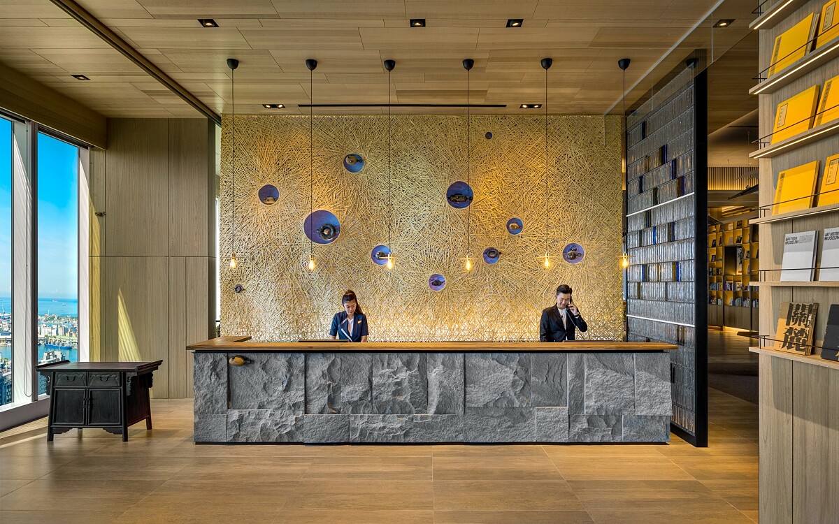 承億酒店TAI Urban Resort」位於25F的大廳櫃檯。