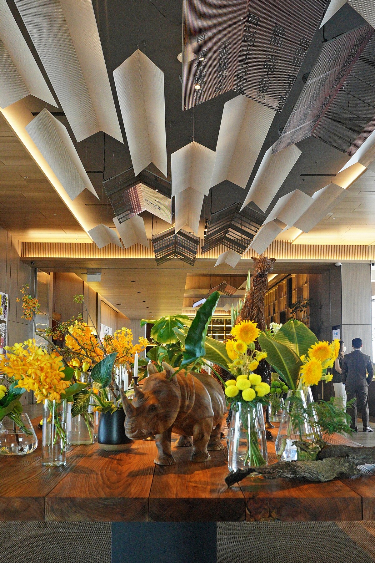 天花板也有玄機，大量使用與高雄有關的文學作品成為展示內容。