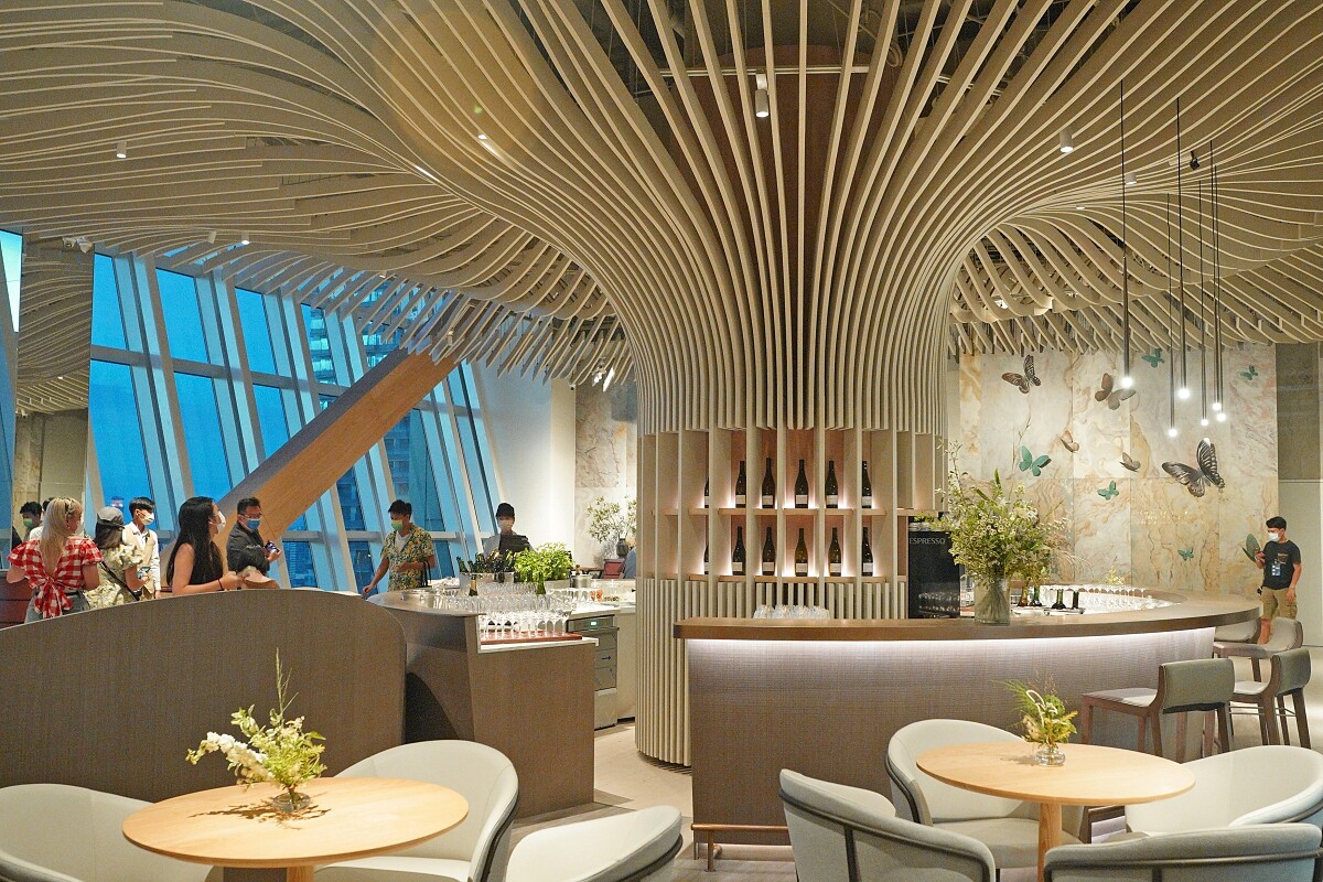 Papillon 空間以樹木延伸成開枝散葉的造型。