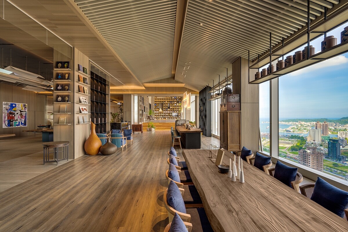 飛裊茶軒位於25樓大廳落地窗旁。