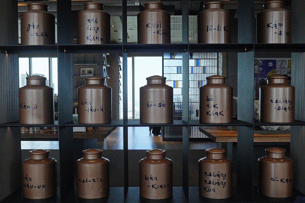 藝術家王忠龍打造的茶罐牆面營造品茶空間。