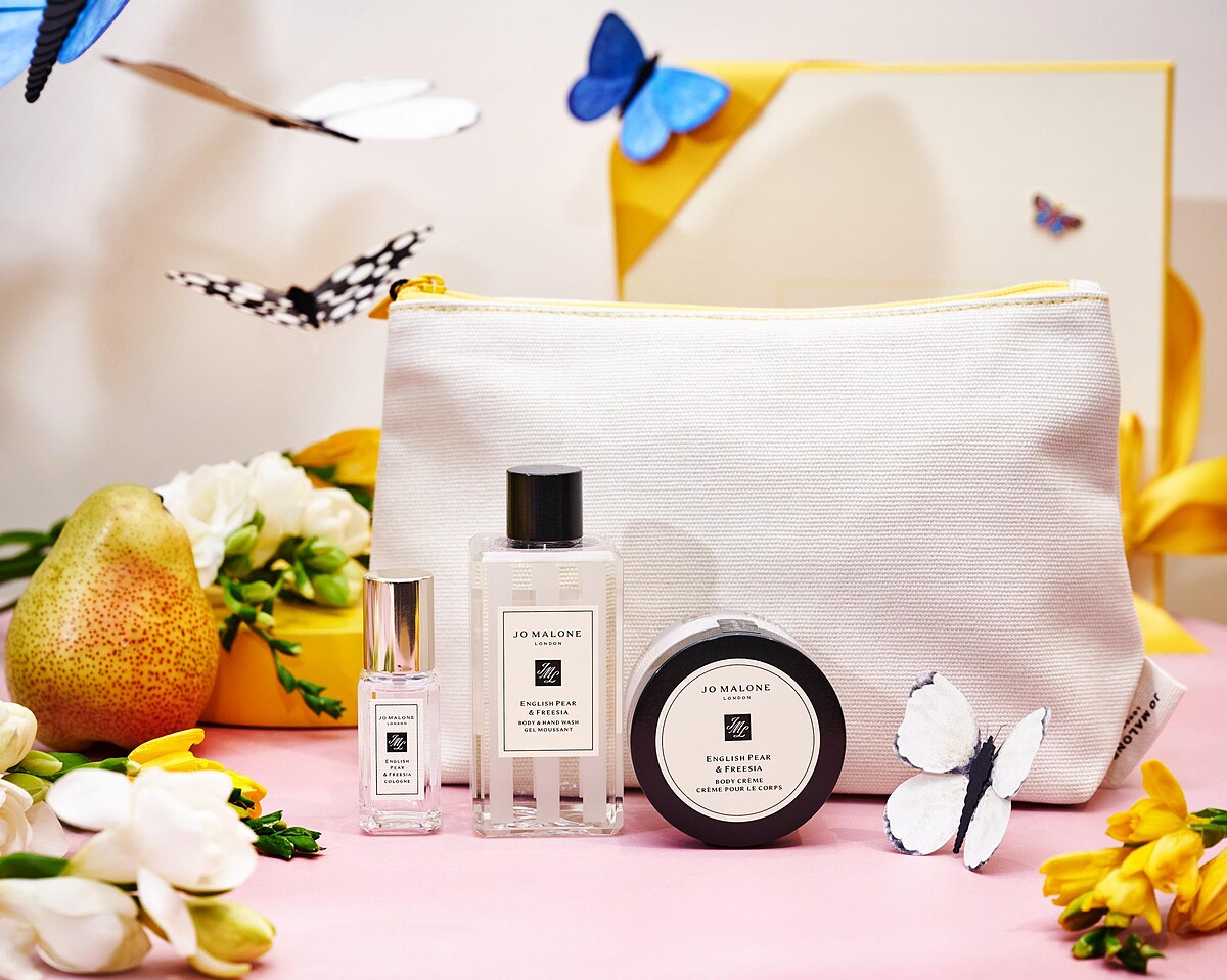 搶搭年度限定系列新品熱潮，英國梨與小蒼蘭的明星商品也同時推出超級限定組合，更有以小支英國梨與小蒼蘭香水搭配潤膚霜、潔膚露的糅香旅行組，多樣獨家組合勢必趁機入手！