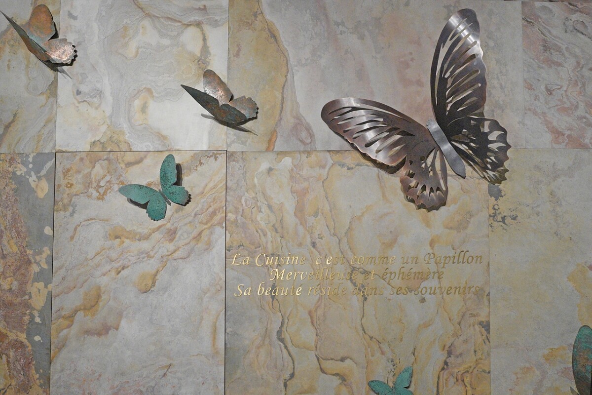 餐廳牆上表明了Papillon背後的含義。