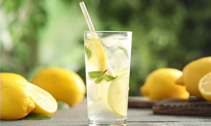 （喝檸檬汁、洛神花茶等帶有酸味的飲品也可以解渴。 圖片來源 / Shutterstock）