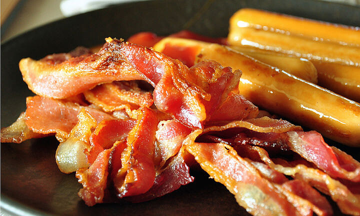 （營養師強調，油膩大餐、加工食物、精緻澱粉等，才是造成血糖波動的真正原因。圖片來源 / Shutterstock）