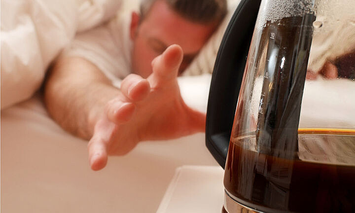 醫師提醒，空腹喝咖啡雖然對血糖控制不好，但睡不好可能才是提高罹患糖尿病的關鍵。圖片來源 / Shutterstock）