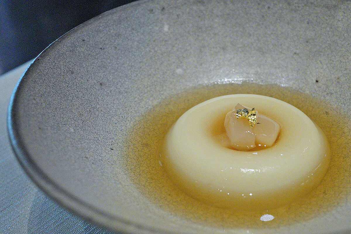 「干貝慕斯｜旨味清湯」此道為 Nobu 主廚的經典菜色。