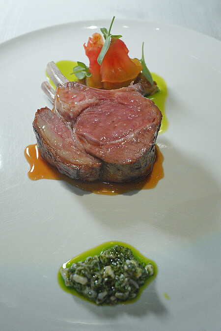 羊排搭配了日本生蠔油醋。