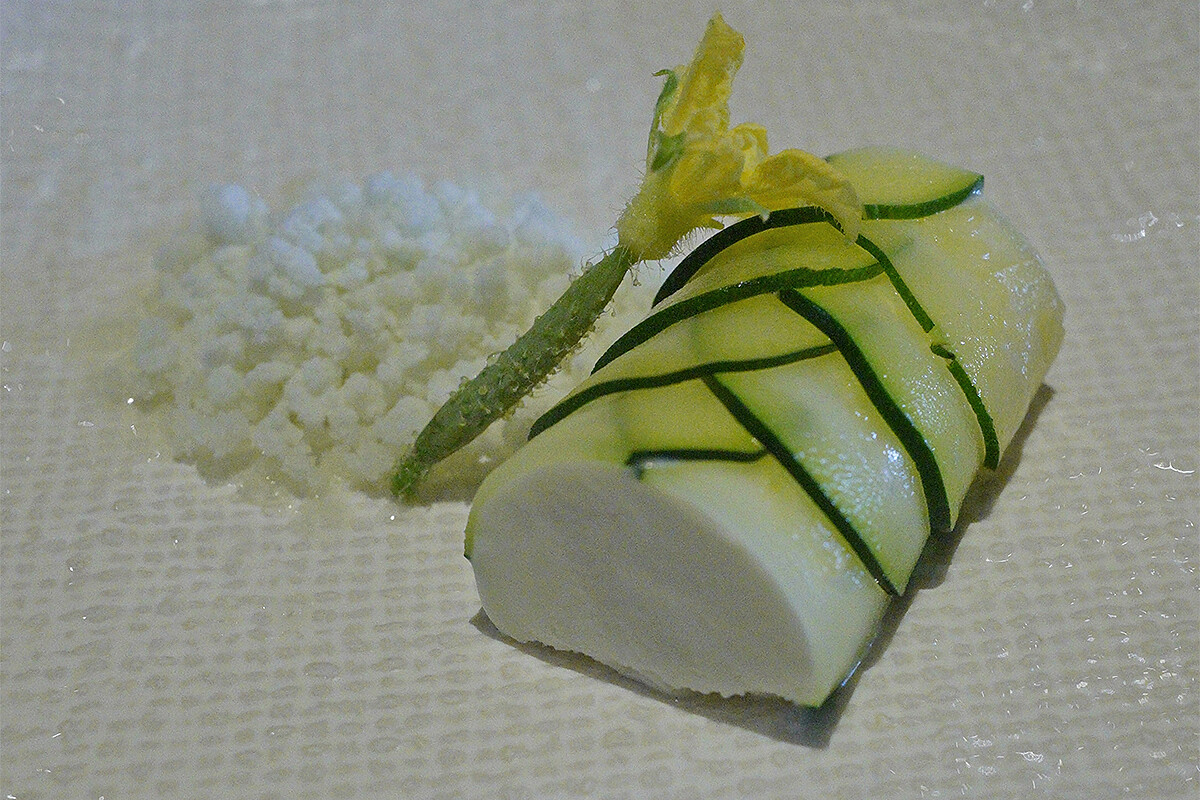 主廚打破鹹跟甜的界線，以蔬菜入甜點為靈感發想。