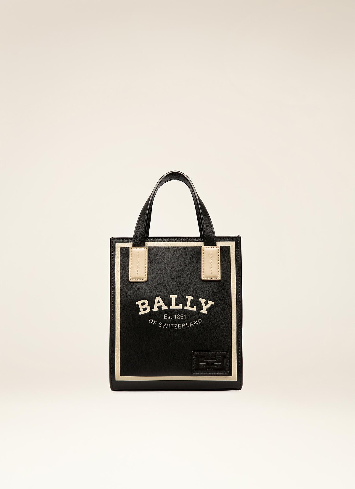 Crystalia 黑牛皮迷你托特包，NT39,000。