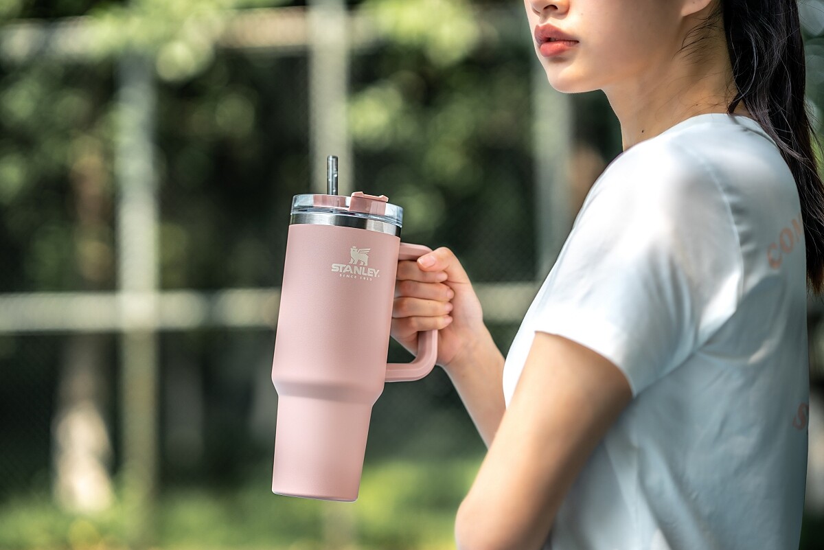 「STANLEY 冒險系列 吸管隨手杯」櫻花粉。