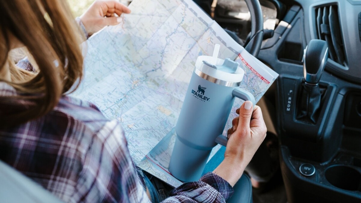 「STANLEY 冒險系列 吸管隨手杯」天空藍。