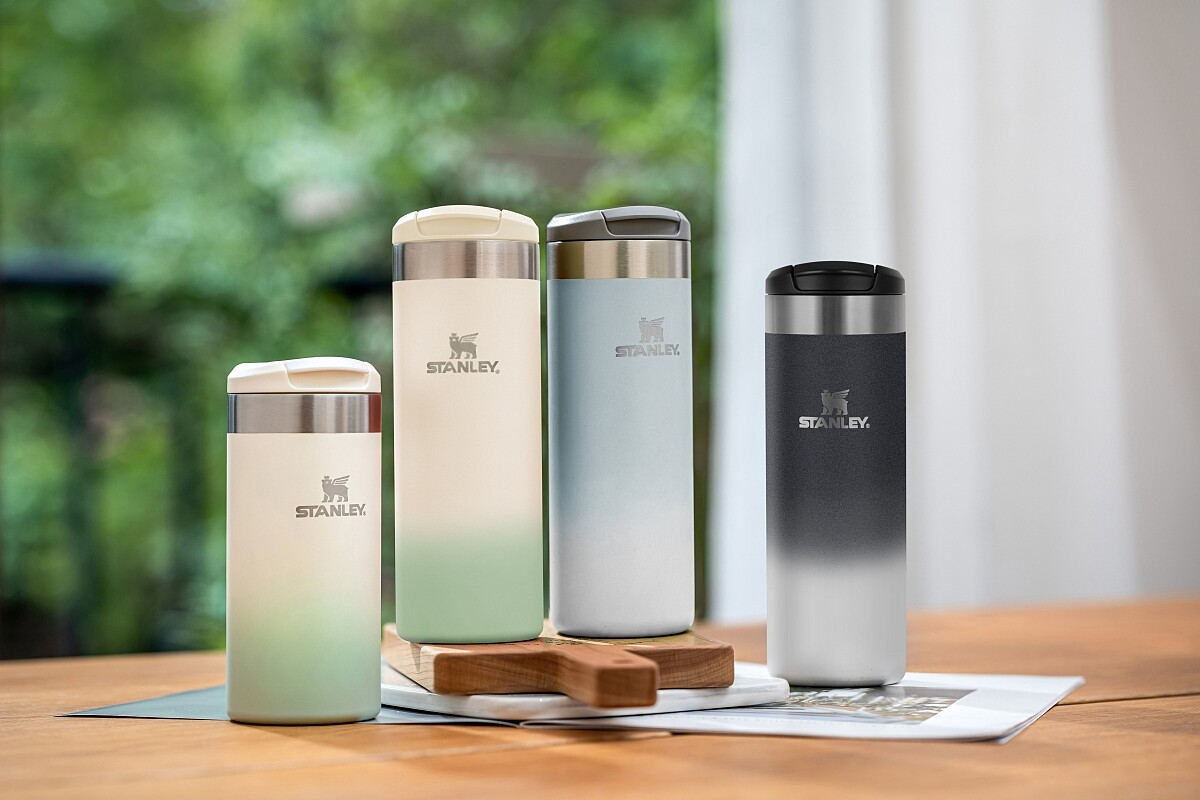 「STANLEY Aerolight 跨界系列 輕航杯｣，輕量化設計，無論身在健身房、瑜珈教室、通勤途中，都讓人不忘大口喝水，且風格化的設計與多元色彩，讓喝水也是能夠充分展現個人態度的行動！