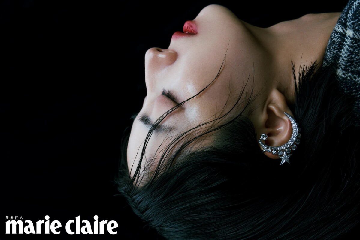 1932 頂級珠寶系列 Lune Talisman 銬式耳環、Soleil Dor&eacute; 項鍊、手鍊及戒指、 海軍藍格紋印花羊毛外套，all by CHANEL。