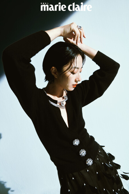 1932 頂級珠寶系列 Com&egrave;te Volute 項鍊及戒指、黑色喀什米爾服飾珠寶鈕扣開襟衫、黑色烏干紗羽毛幻象珍珠刺繡長裙，all by CHANEL。