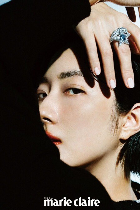 1932 頂級珠寶系列 Com&egrave;te Volute 項鍊及戒指、黑色喀什米爾服飾珠寶鈕扣開襟衫，all by CHANEL。