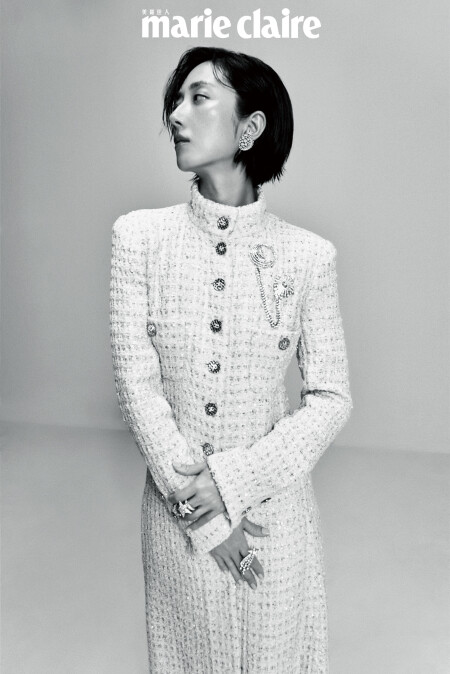 1932 頂級珠寶系列 Lune Talisman 耳環及 Lune Etincelante 胸針、Com&egrave;te Infinie 戒指、 Com&egrave;te Talisman 戒指、白色幻彩斜紋軟呢長外套，all by CHANEL。