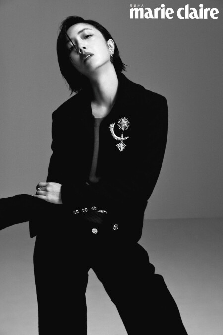 1932 頂級珠寶系列 Lune Talisman 耳環、Lune &Eacute;ternelle胸針、Com&egrave;te Aubazine 胸針、黑色羊毛斜紋軟呢外套與同款長褲，all by CHANEL。