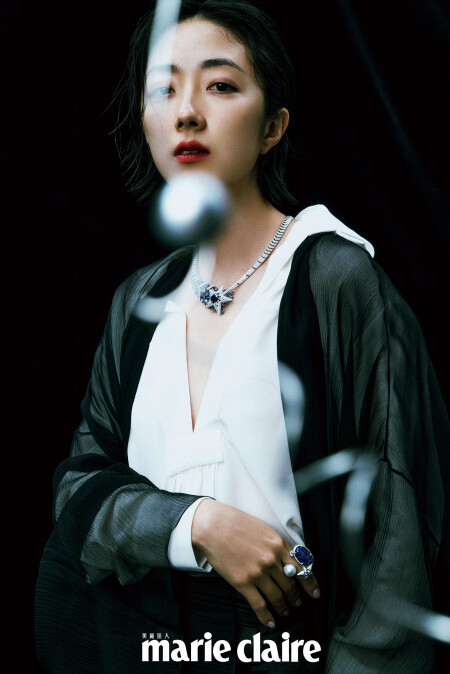 1932 頂級珠寶系列 Com&egrave;te Saphir 項鍊及 Com&egrave;te Opale 戒指、米色真絲縐紗開領襯衫 黑色真絲府綢罩衫、黑色緞面縐紗長褲，all by CHANEL。