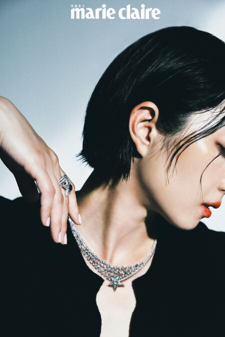 1932 頂級珠寶系列 Pluie de Com&egrave;tes 項鍊及 Com&egrave;te Volute 戒指、黑色喀什米爾服飾珠寶鈕扣開襟衫，all by CHANEL。